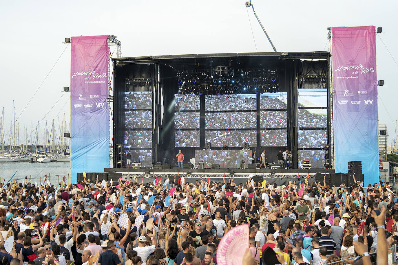 Miles de valencianos se han citado este sábado en La Marina con los dj y artistas «que hicieron bailar a miles de personas en las míticas discotecas de la década de los noventa». El festival y la fiesta '90s Homenaje a la Ruta' reúne a músicos como Nacho Fernández, Xtm, Damae, DJ Sylvan, Ian Masterson, Jerry Daley, Nacho Division, New Limit, Newton, Sabrina Salerno, Tina Cousins, XTM feat Annia, Arturo Roger, Coqui Selection, DJ Espinete, Edu DJ Veneno, Jesús Brisa, José Coll, Jose Conca, Kike Jaén, Los Gemelos, Miguel Monforte, Mónica X, Nacho Ortiz, Pau Thomas, Raúl Platero, Vicente Buitrón, Nacho Fernández, Vicente Ferrer y Víctor Pérez