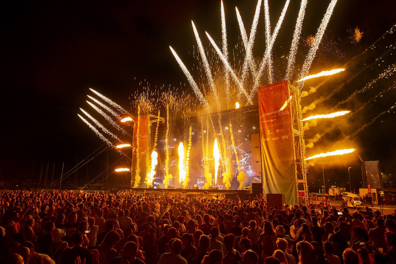 Miles de valencianos se han citado este sábado en La Marina con los dj y artistas «que hicieron bailar a miles de personas en las míticas discotecas de la década de los noventa». El festival y la fiesta '90s Homenaje a la Ruta' reúne a músicos como Nacho Fernández, Xtm, Damae, DJ Sylvan, Ian Masterson, Jerry Daley, Nacho Division, New Limit, Newton, Sabrina Salerno, Tina Cousins, XTM feat Annia, Arturo Roger, Coqui Selection, DJ Espinete, Edu DJ Veneno, Jesús Brisa, José Coll, Jose Conca, Kike Jaén, Los Gemelos, Miguel Monforte, Mónica X, Nacho Ortiz, Pau Thomas, Raúl Platero, Vicente Buitrón, Nacho Fernández, Vicente Ferrer y Víctor Pérez