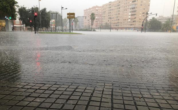 Un fuerte aguacero cae en Valencia. 