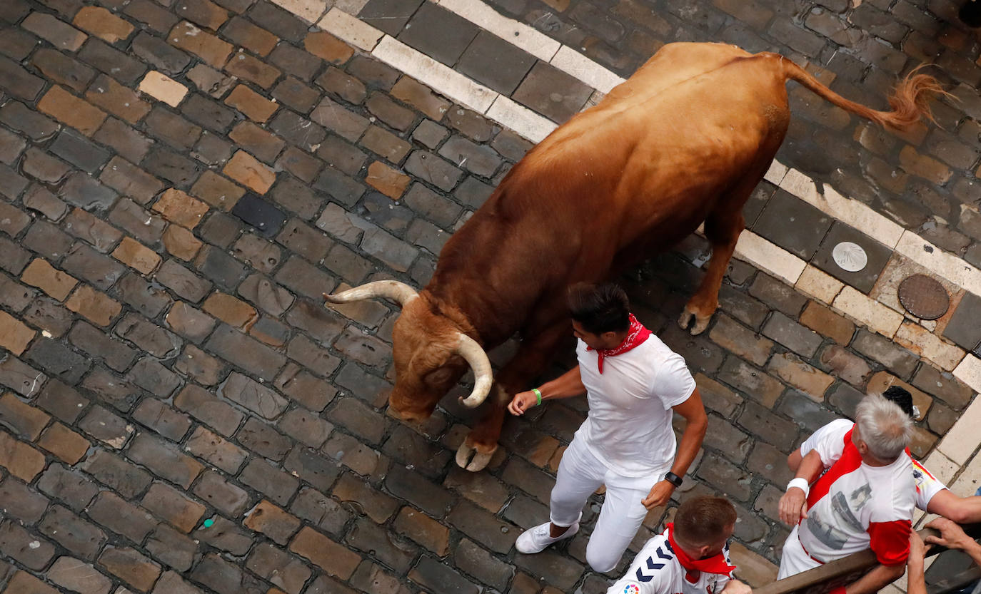 Los toros de El Puerto de San Lorenzo recorren rápidos el trazado de Pamplona dejando varios heridos en el primer encierro de San Fermín 2019.