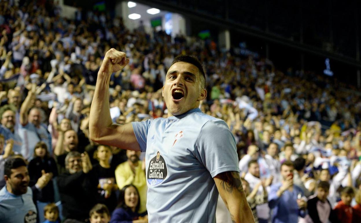 Maxi Gómez celebrando un gol contra el FC Barcelona.