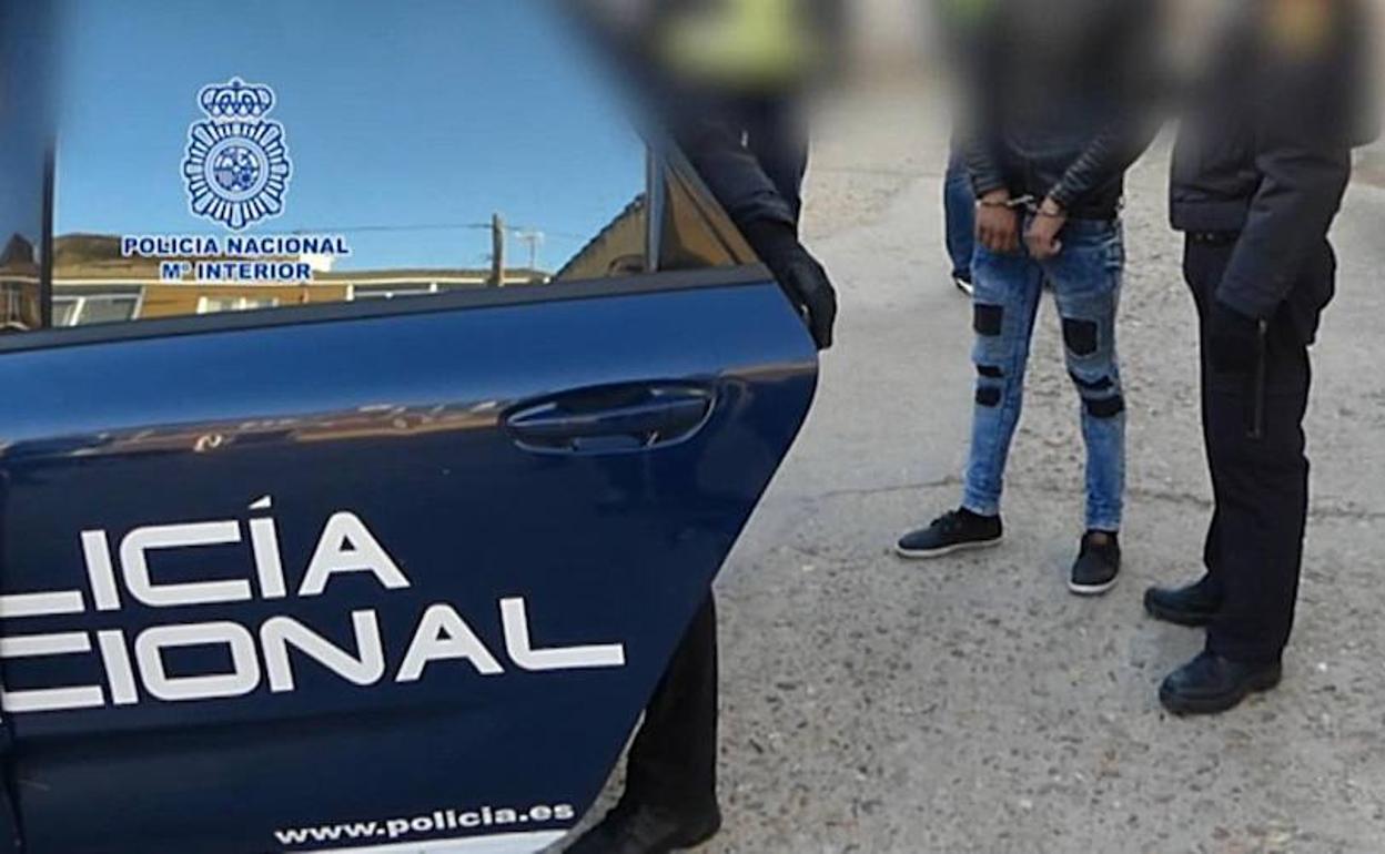 Un hombre es detenido por la Policía Nacional, en una foto de archivo. 