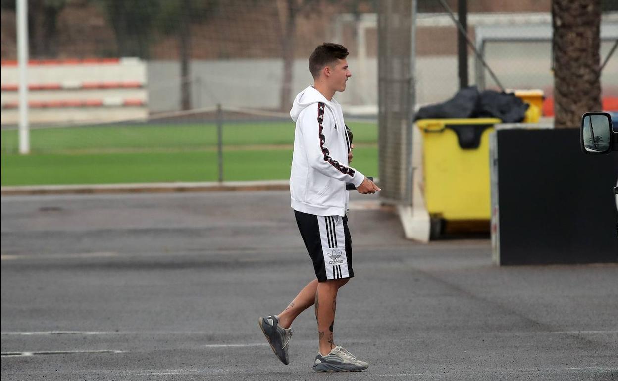 Santi Mina llegando al entrenamiento