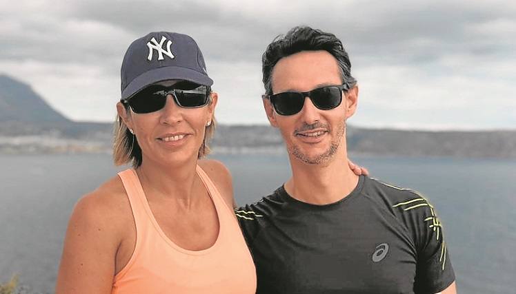 Carolina Merino y el dermatólogo José María Ricart en el Cabo San Martí.