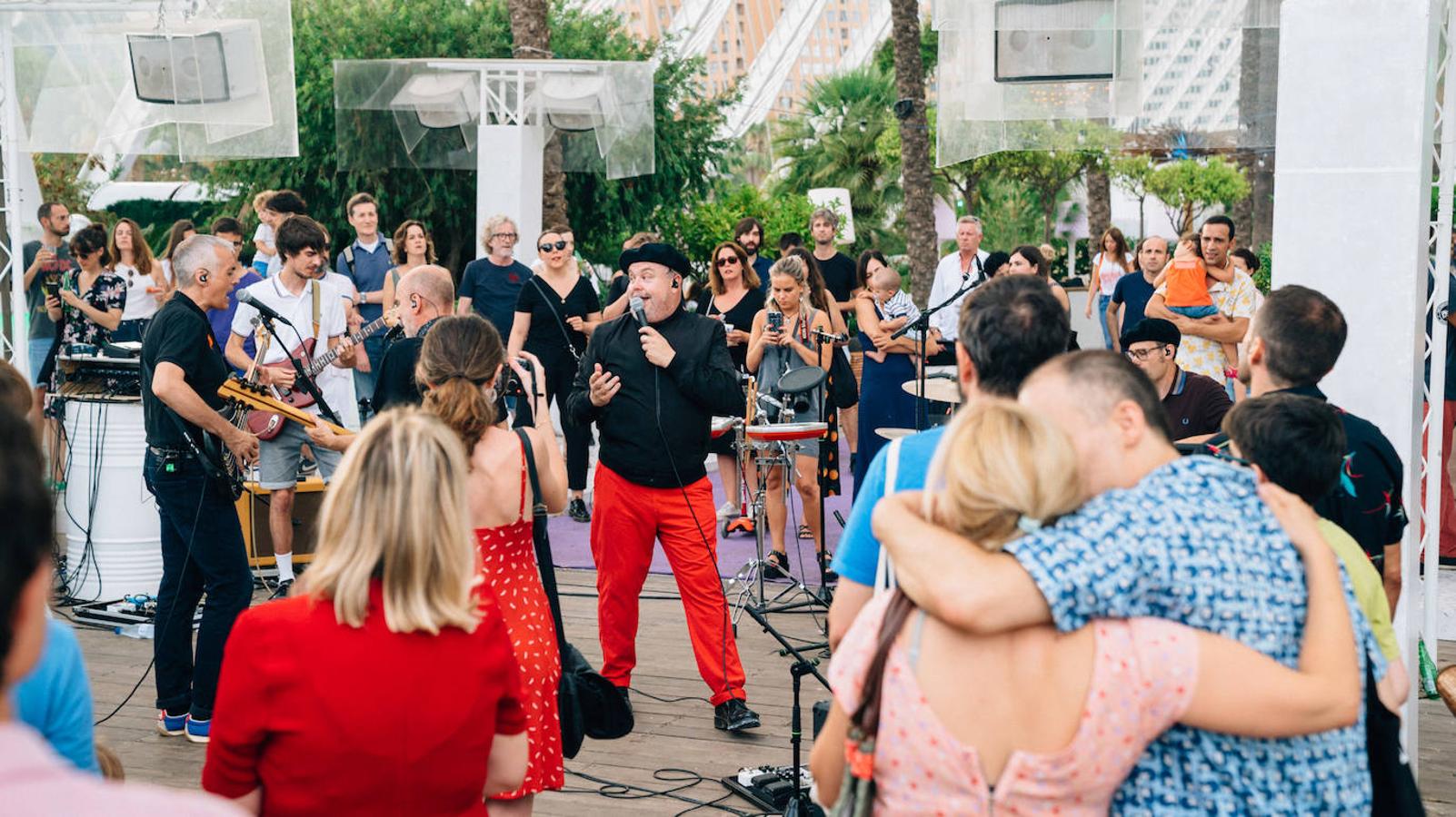 Uno de los espacios más veraniegos de Valencia se suma a los planes al aire libre con una jornada de música en directo, arte y buen ambiente bajo el nombre de Berenar! La propuesta cultural puede presumir de celebrarse en un entorno único como es la Ciudad de las Artes y las Ciencias de fondo. L'Umbracle se ha convertido en el escenario que ha recibido la actuación de Miqui Puig & ACP y las ilustraciones de Virginia Lorente, con un público valenciano que ha acogido el evento con un gran éxito. Si no has podido acercarte, el 28 de julio tienes otra cita con la que cerrar el mes junto al directo de Los Tiki Phantoms y las obras de la artista Laura Castelló. 