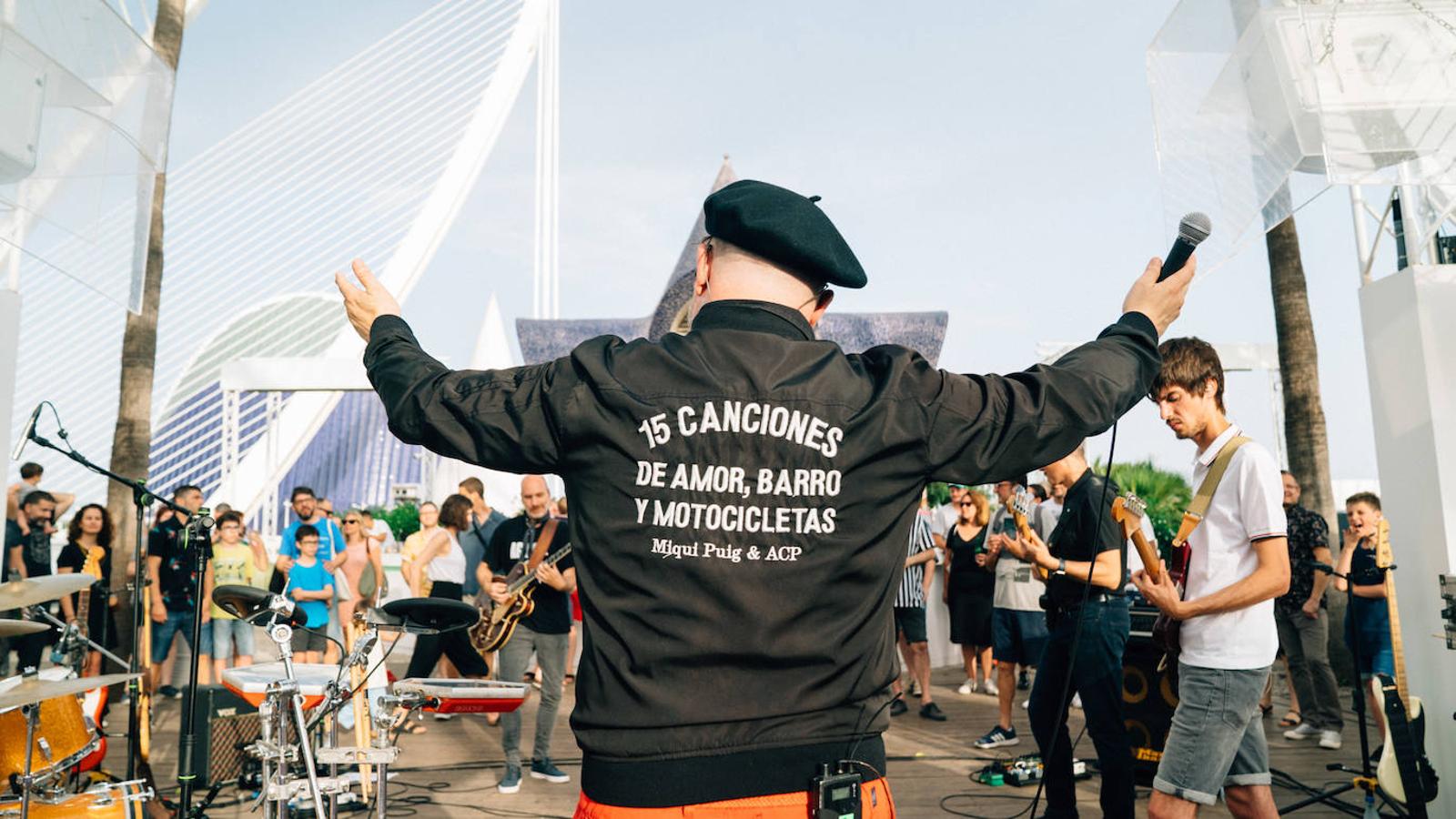 Uno de los espacios más veraniegos de Valencia se suma a los planes al aire libre con una jornada de música en directo, arte y buen ambiente bajo el nombre de Berenar! La propuesta cultural puede presumir de celebrarse en un entorno único como es la Ciudad de las Artes y las Ciencias de fondo. L'Umbracle se ha convertido en el escenario que ha recibido la actuación de Miqui Puig & ACP y las ilustraciones de Virginia Lorente, con un público valenciano que ha acogido el evento con un gran éxito. Si no has podido acercarte, el 28 de julio tienes otra cita con la que cerrar el mes junto al directo de Los Tiki Phantoms y las obras de la artista Laura Castelló. 