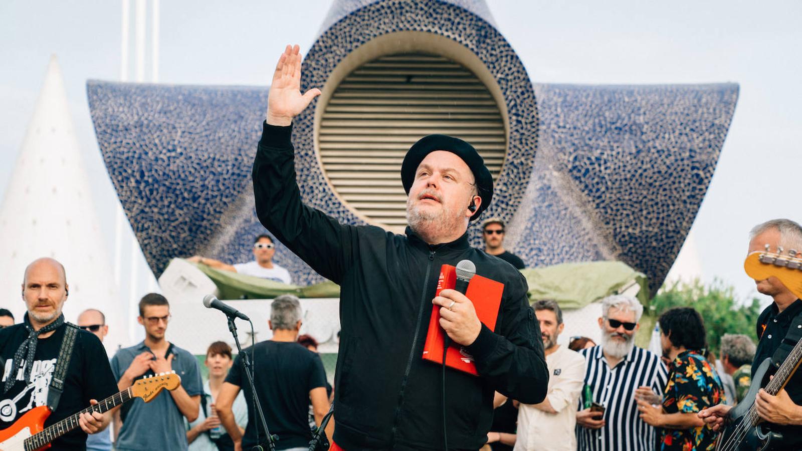 Uno de los espacios más veraniegos de Valencia se suma a los planes al aire libre con una jornada de música en directo, arte y buen ambiente bajo el nombre de Berenar! La propuesta cultural puede presumir de celebrarse en un entorno único como es la Ciudad de las Artes y las Ciencias de fondo. L'Umbracle se ha convertido en el escenario que ha recibido la actuación de Miqui Puig & ACP y las ilustraciones de Virginia Lorente, con un público valenciano que ha acogido el evento con un gran éxito. Si no has podido acercarte, el 28 de julio tienes otra cita con la que cerrar el mes junto al directo de Los Tiki Phantoms y las obras de la artista Laura Castelló. 