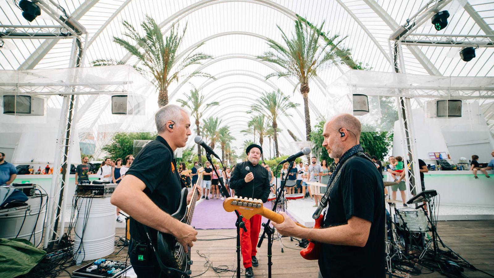 Uno de los espacios más veraniegos de Valencia se suma a los planes al aire libre con una jornada de música en directo, arte y buen ambiente bajo el nombre de Berenar! La propuesta cultural puede presumir de celebrarse en un entorno único como es la Ciudad de las Artes y las Ciencias de fondo. L'Umbracle se ha convertido en el escenario que ha recibido la actuación de Miqui Puig & ACP y las ilustraciones de Virginia Lorente, con un público valenciano que ha acogido el evento con un gran éxito. Si no has podido acercarte, el 28 de julio tienes otra cita con la que cerrar el mes junto al directo de Los Tiki Phantoms y las obras de la artista Laura Castelló. 