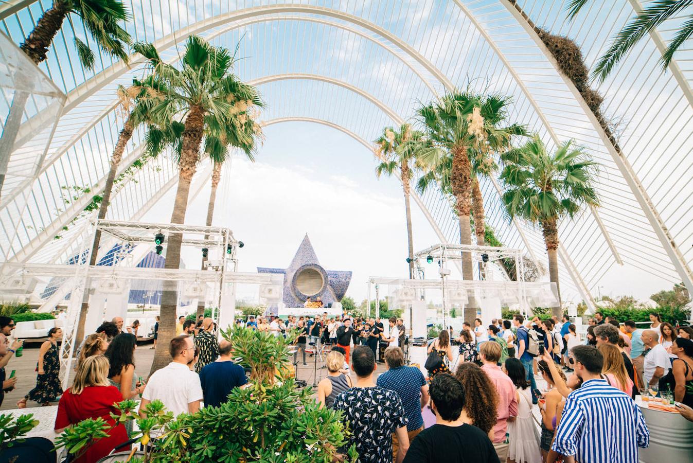 Uno de los espacios más veraniegos de Valencia se suma a los planes al aire libre con una jornada de música en directo, arte y buen ambiente bajo el nombre de Berenar! La propuesta cultural puede presumir de celebrarse en un entorno único como es la Ciudad de las Artes y las Ciencias de fondo. L'Umbracle se ha convertido en el escenario que ha recibido la actuación de Miqui Puig & ACP y las ilustraciones de Virginia Lorente, con un público valenciano que ha acogido el evento con un gran éxito. Si no has podido acercarte, el 28 de julio tienes otra cita con la que cerrar el mes junto al directo de Los Tiki Phantoms y las obras de la artista Laura Castelló. 