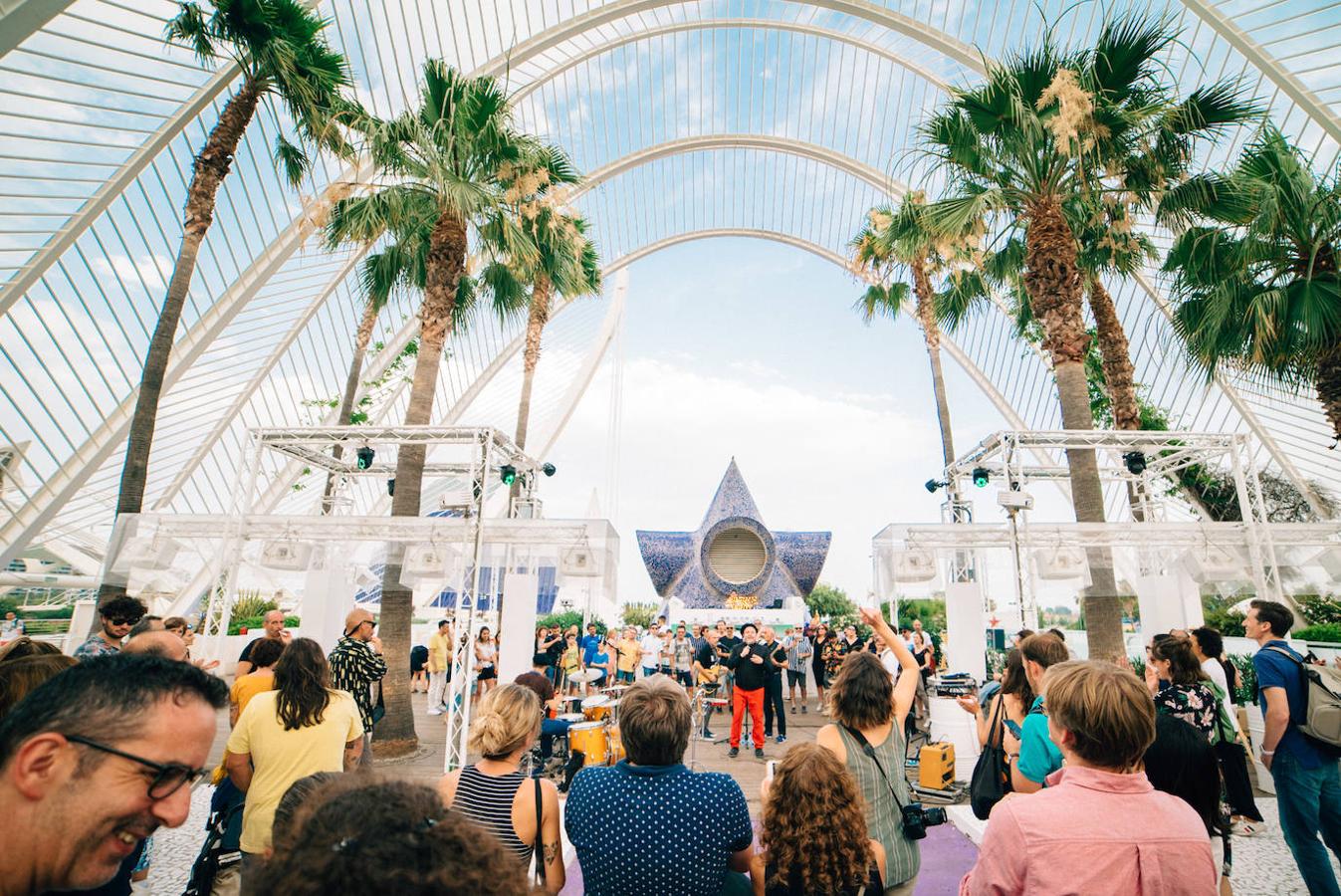 Uno de los espacios más veraniegos de Valencia se suma a los planes al aire libre con una jornada de música en directo, arte y buen ambiente bajo el nombre de Berenar! La propuesta cultural puede presumir de celebrarse en un entorno único como es la Ciudad de las Artes y las Ciencias de fondo. L'Umbracle se ha convertido en el escenario que ha recibido la actuación de Miqui Puig & ACP y las ilustraciones de Virginia Lorente, con un público valenciano que ha acogido el evento con un gran éxito. Si no has podido acercarte, el 28 de julio tienes otra cita con la que cerrar el mes junto al directo de Los Tiki Phantoms y las obras de la artista Laura Castelló. 