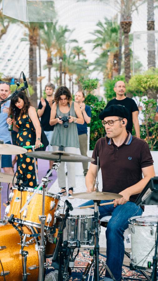 Uno de los espacios más veraniegos de Valencia se suma a los planes al aire libre con una jornada de música en directo, arte y buen ambiente bajo el nombre de Berenar! La propuesta cultural puede presumir de celebrarse en un entorno único como es la Ciudad de las Artes y las Ciencias de fondo. L'Umbracle se ha convertido en el escenario que ha recibido la actuación de Miqui Puig & ACP y las ilustraciones de Virginia Lorente, con un público valenciano que ha acogido el evento con un gran éxito. Si no has podido acercarte, el 28 de julio tienes otra cita con la que cerrar el mes junto al directo de Los Tiki Phantoms y las obras de la artista Laura Castelló. 