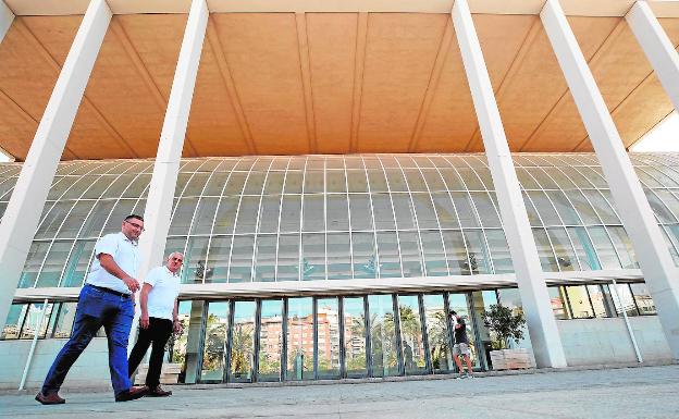 Técnicos municipales visitaron ayer el auditorio, cerrado y sin actividad desde hace diez días.