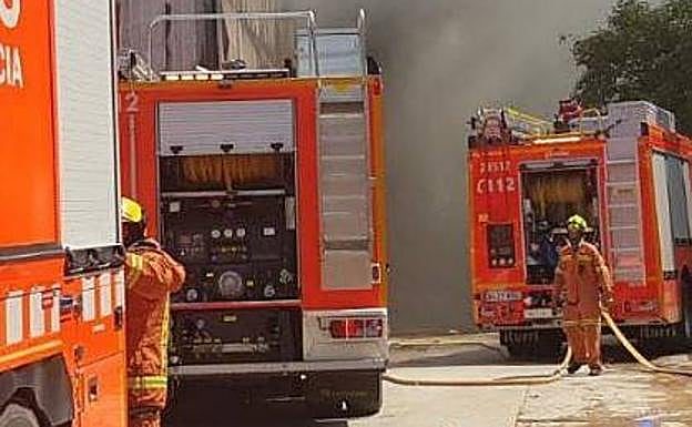 Imagen principal - Un incendio calcina una planta de reciclaje de Guadassuar