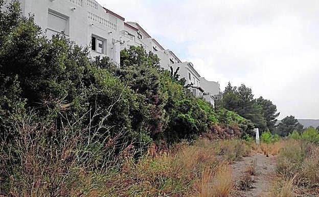 Vecinos del Montgó exigen cortafuegos para evitar que sus casas sean pasto de las llamas