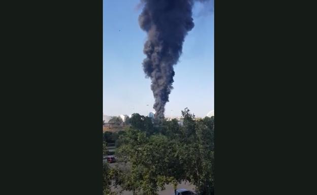 Incendio en el Oceanogràfic de Valencia | Una cortina de humo cubre la Ciudad de las Artes y las Ciencias