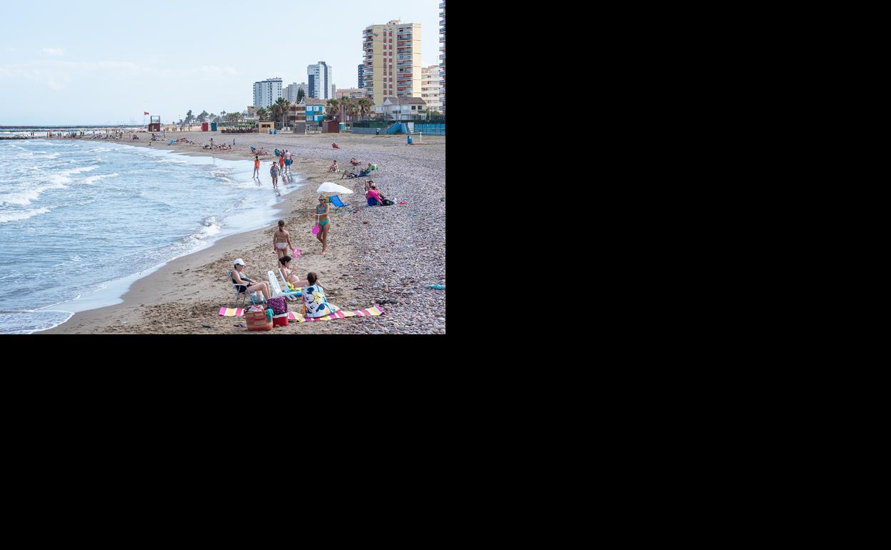 Una de las playas de El Puig, con bandera roja, cerrada al baño por bacterias fecales.