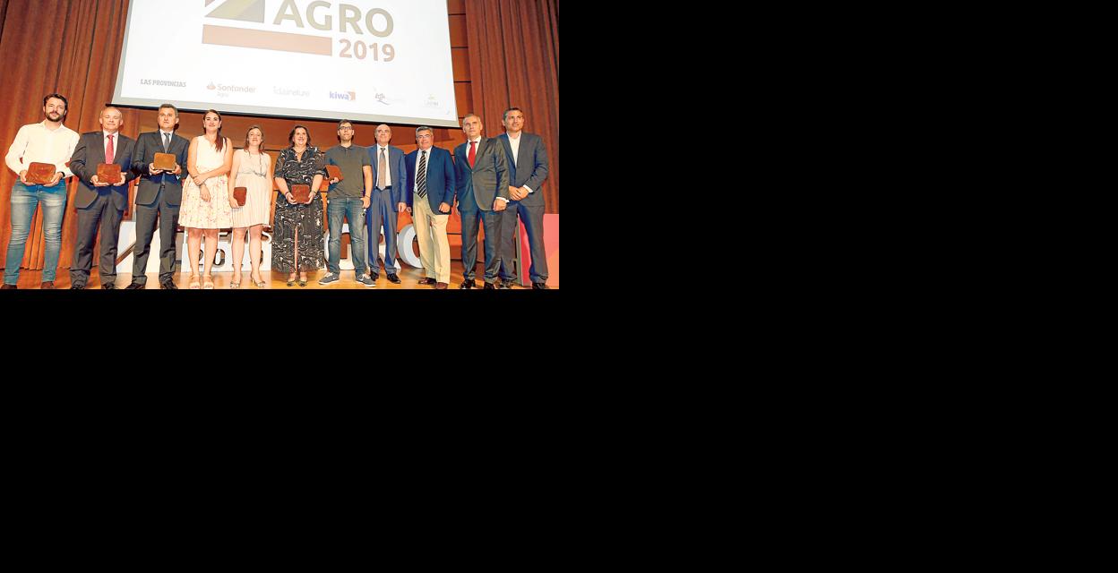 Los galardonados, con la consellera Mireia Mollà y, a la derecha, Gonzalo Zarranz (LAS PROVINCIAS), Antonio Valldecabres (Santander) y Carlos Ledó (Idai Nature). 