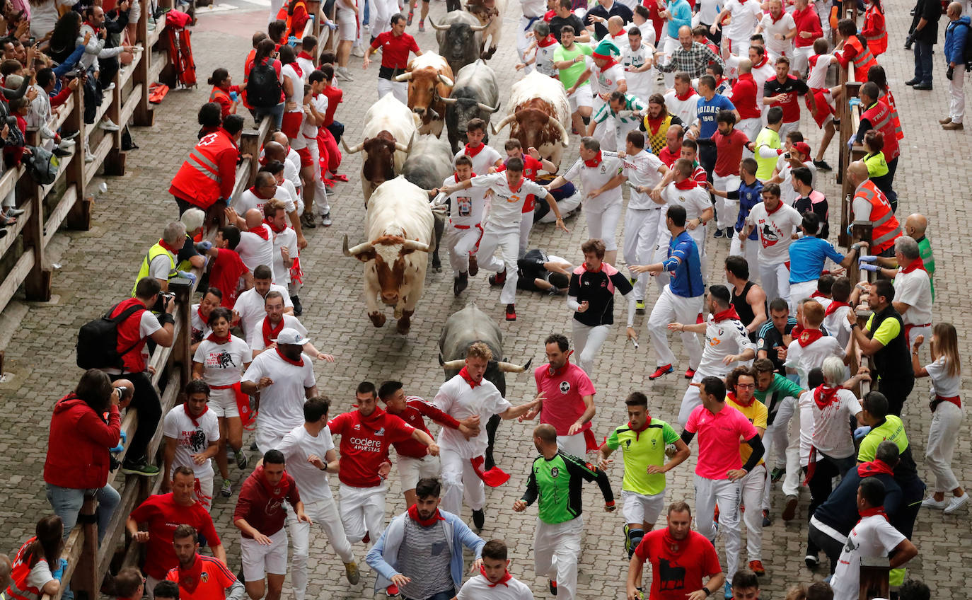 Los toros de José Escolar han recorrido las calles de Pamplona en dos minutos y 13 segundos. Es el encierro más rápido de este año.