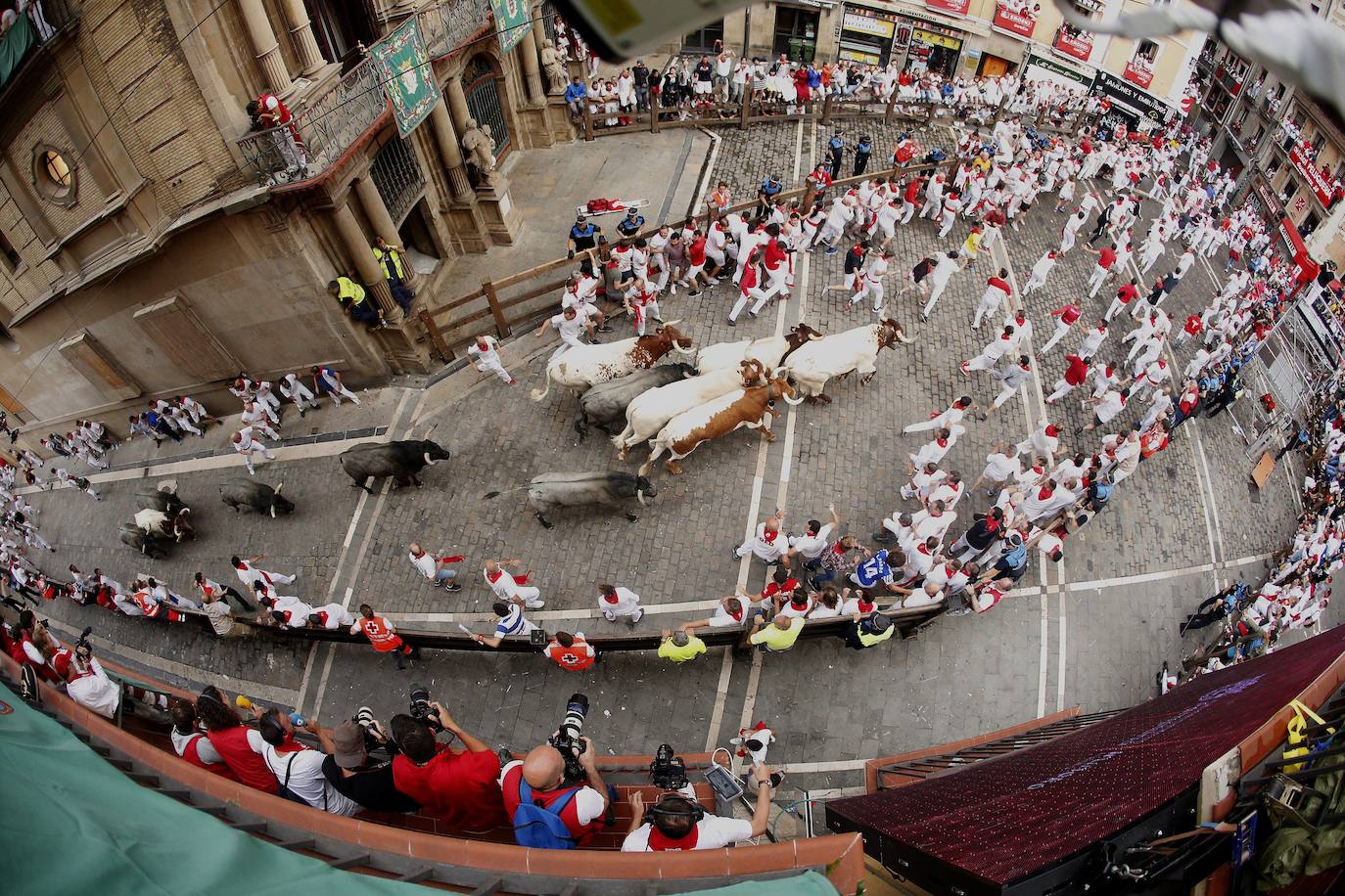 Los toros de José Escolar han recorrido las calles de Pamplona en dos minutos y 13 segundos. Es el encierro más rápido de este año.