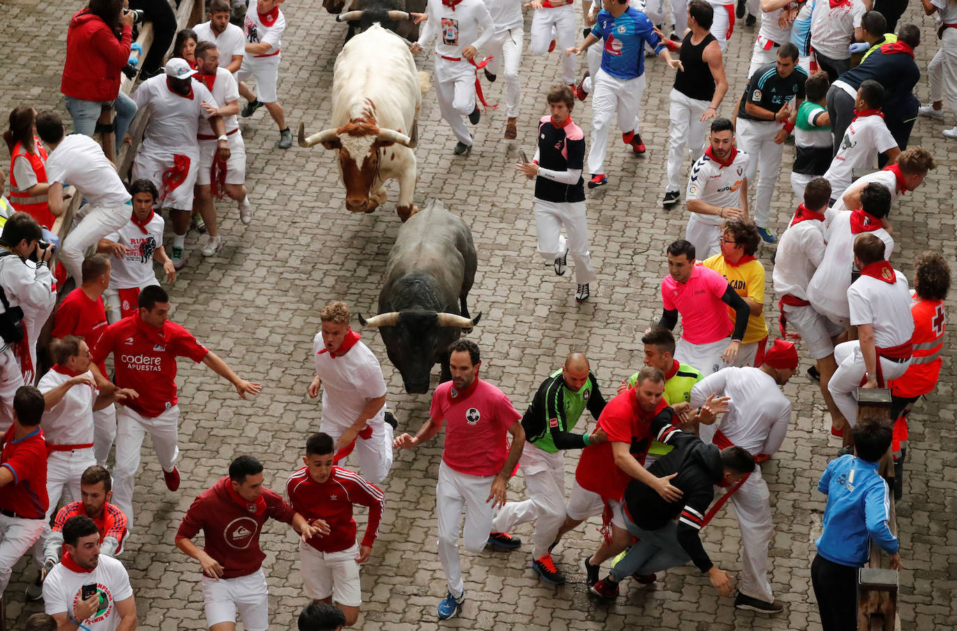 Los toros de José Escolar han recorrido las calles de Pamplona en dos minutos y 13 segundos. Es el encierro más rápido de este año.