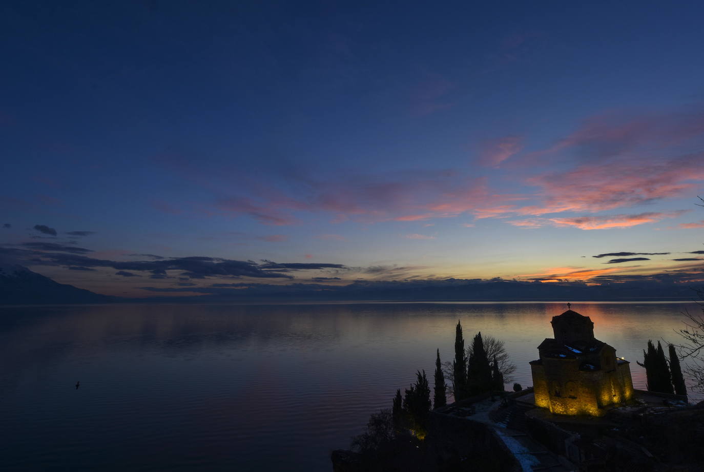 Patrimonio Nacional Cultural de la región de Ohrid. Este sitio ya forma parte de la lista del Patrimonio Mundial de la Unesco y abarca la ribera del lago situada en Albania, en la pequeña península noroccidental de Lin y la franja ribereña que se extiende desde ella hasta la frontera macedónica. Esta península alberga los vestigios de una capilla cristiana fundada a mediados del siglo VI. 