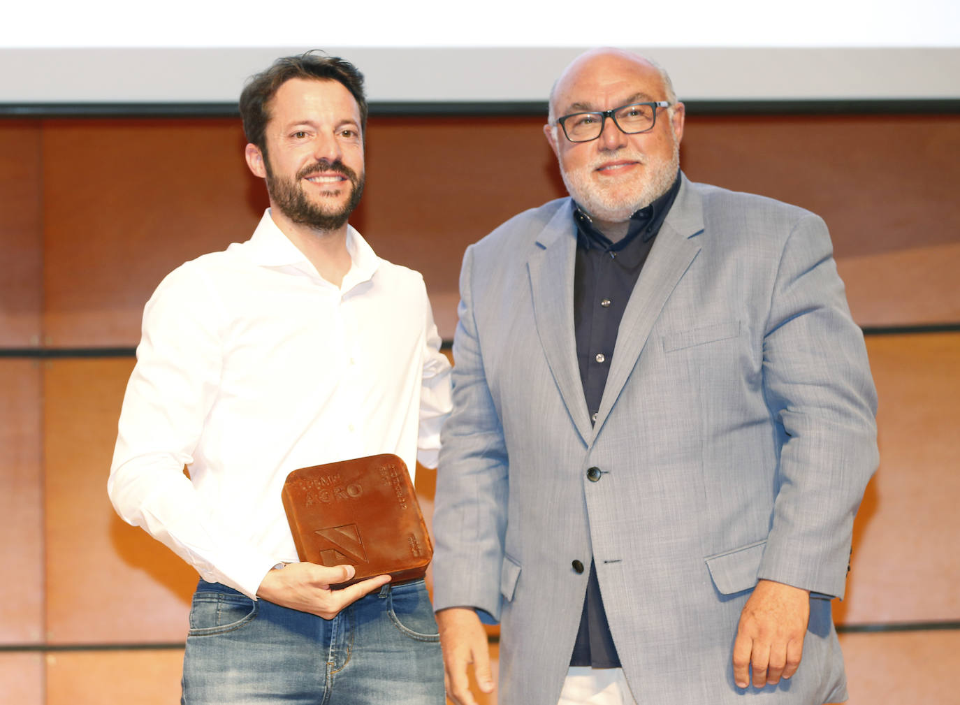 Innovación. Adolfo García, elaborador de productos veganos, recibe el premio de Francisco Rodríguez Mulero, secretario autonómico de Agricultura. 