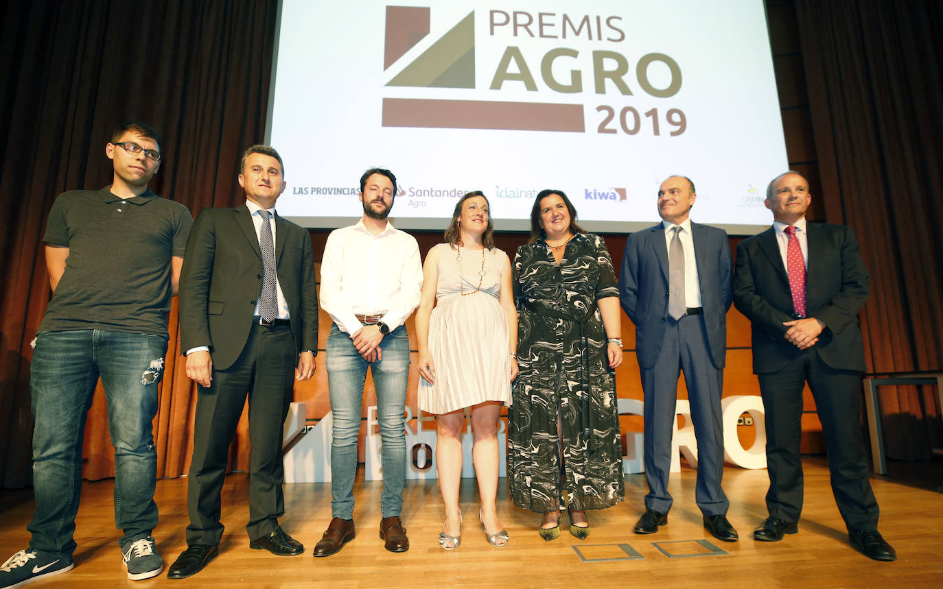 El emblemático Jardín Botánico de Valencia se convirtió en la tarde del martes en el escenario perfecto para el homenaje que LAS PROVINCIAS, en colaboración con Banco Santander e Idai Nature, brindó al sector agroalimentario de la Comunitat Valenciana. La primera edición de los Premios Agro pone en valor el talento y reconoce la constancia, el carácter emprendedor y la innovación que agricultores, ganaderos y empresarios de la agroalimentación aplican a su trabajo en un sector que supone en conjunto el 18% del PIB valenciano. Vicente Fontestad, presidente del grupo Fontestad, exportador de cítricos, recibía el galardón a la Trayectoria 'Toda una vida'. El premio a la Integración Medioambiental recayó en Elvira Chorques, ganadera y veterinaria. Vicky Foods, antigua Dulcesol, era reconocida con el galardón a la Transformación Agroalimentaria. La cooperativa de segundo grado Anecoop recibía el premio a la Exportación. A Adolfo García, gerente de Ecoiberope, se le entregó el premio a la Innovación por su trabajo en la especialidad de procesados veganos. La quesería La Planeta de Xert, recibía el premio a la Iniciativa Joven. El premio a la Mujer del Año ha correspondido a Regina Monsalve, ingeniera agrícola y empresaria. 