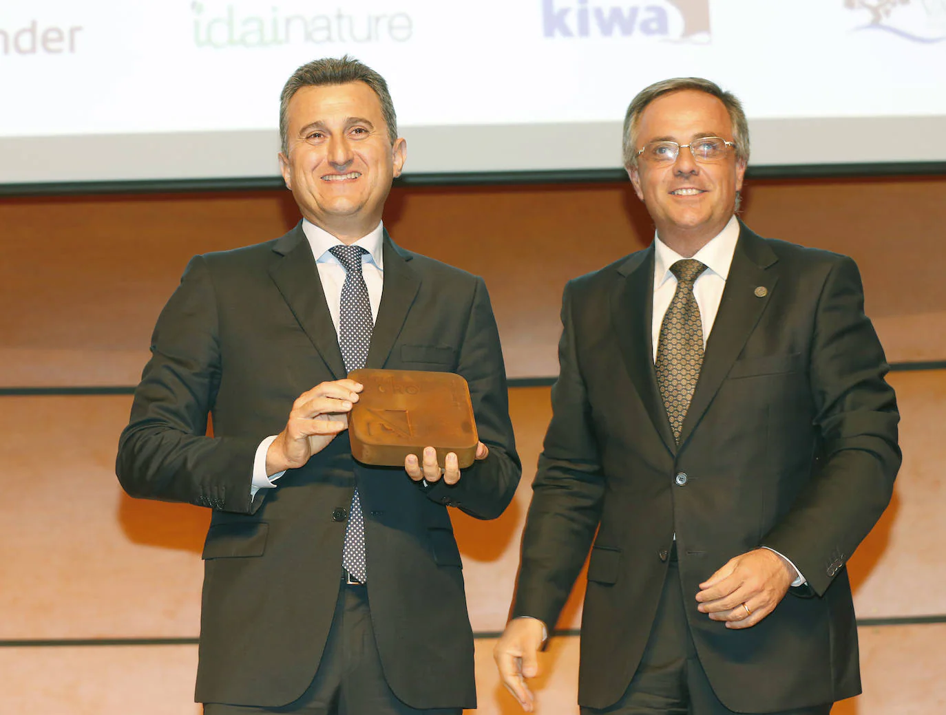 Exportación. Alejandro Monzón, presidente de Anecoop, luce el premio que le acaba de entregar Alberto Sanbautista, director de la ETSIAMN. 