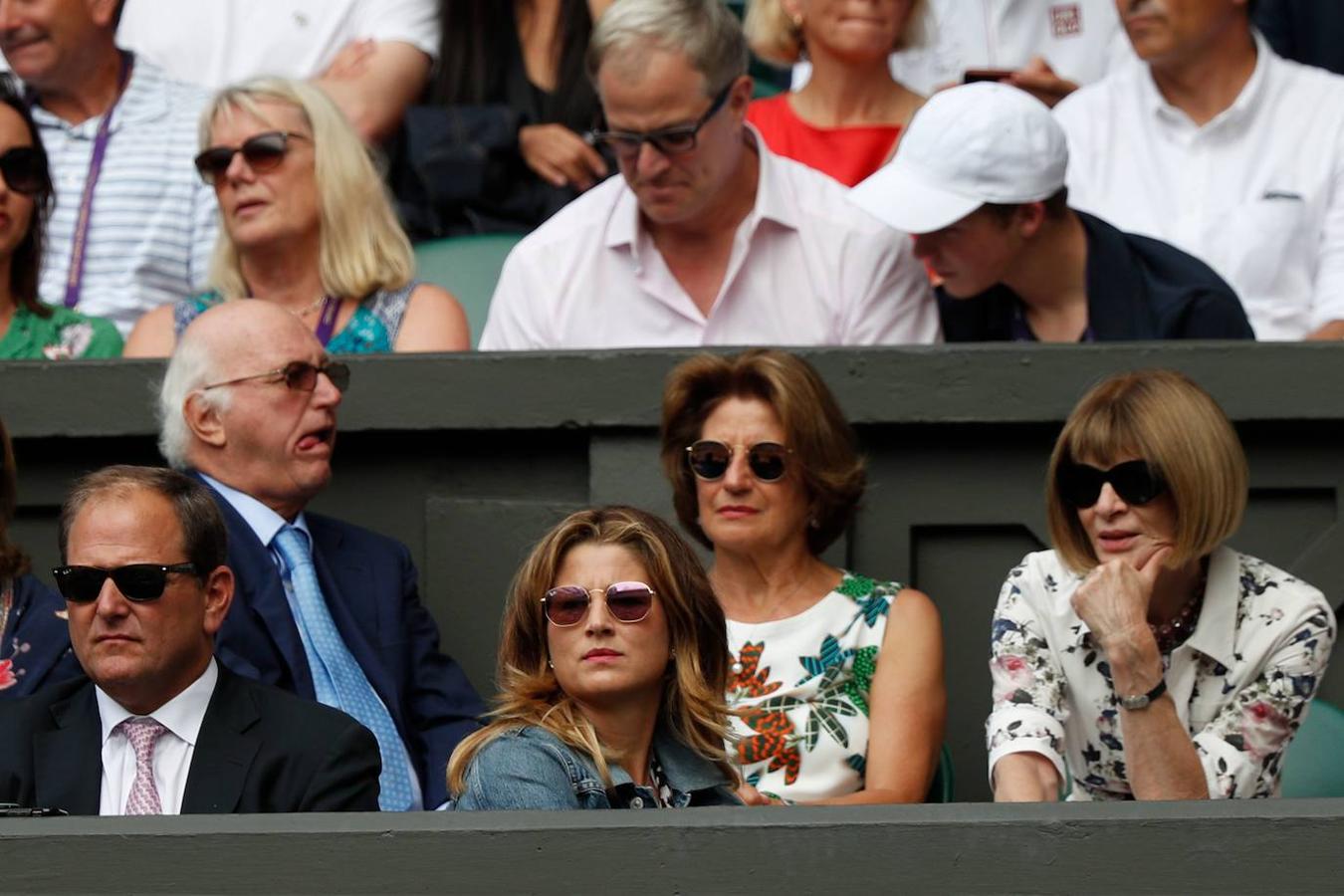 El Campeonato de Wimbledon es mucho más que tenis: es también todo un escaparate de lujo y glamur. Son muchas las celebridades que se han dejado ver estos días durante el torneo, entre las que estaban varios miembros de la realeza, famosos, aristrócratas británicos, personalidades del mundo de la moda, actores y deportistas.