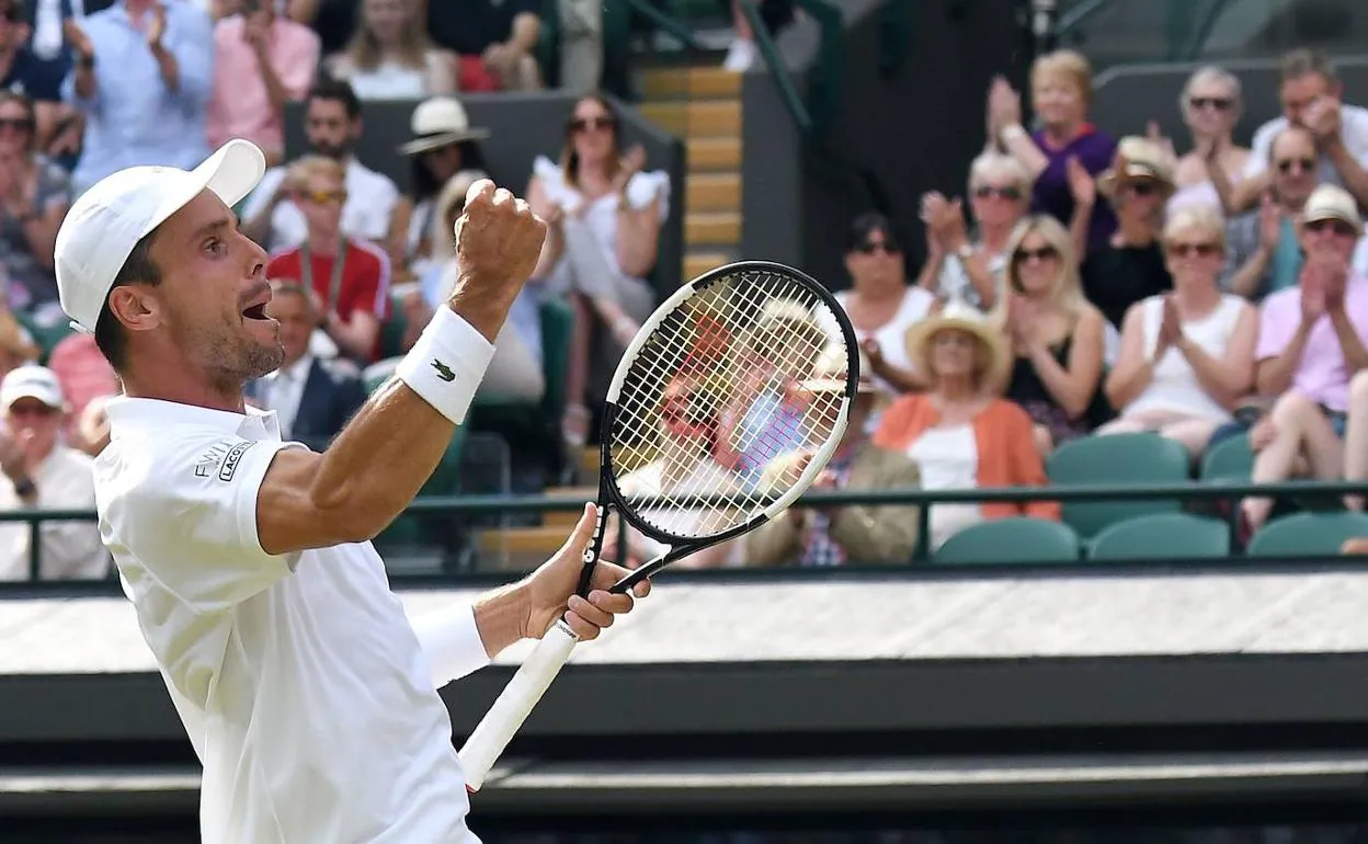 Roberto Bautista celebra su pase a semifinales de Wimbledon.