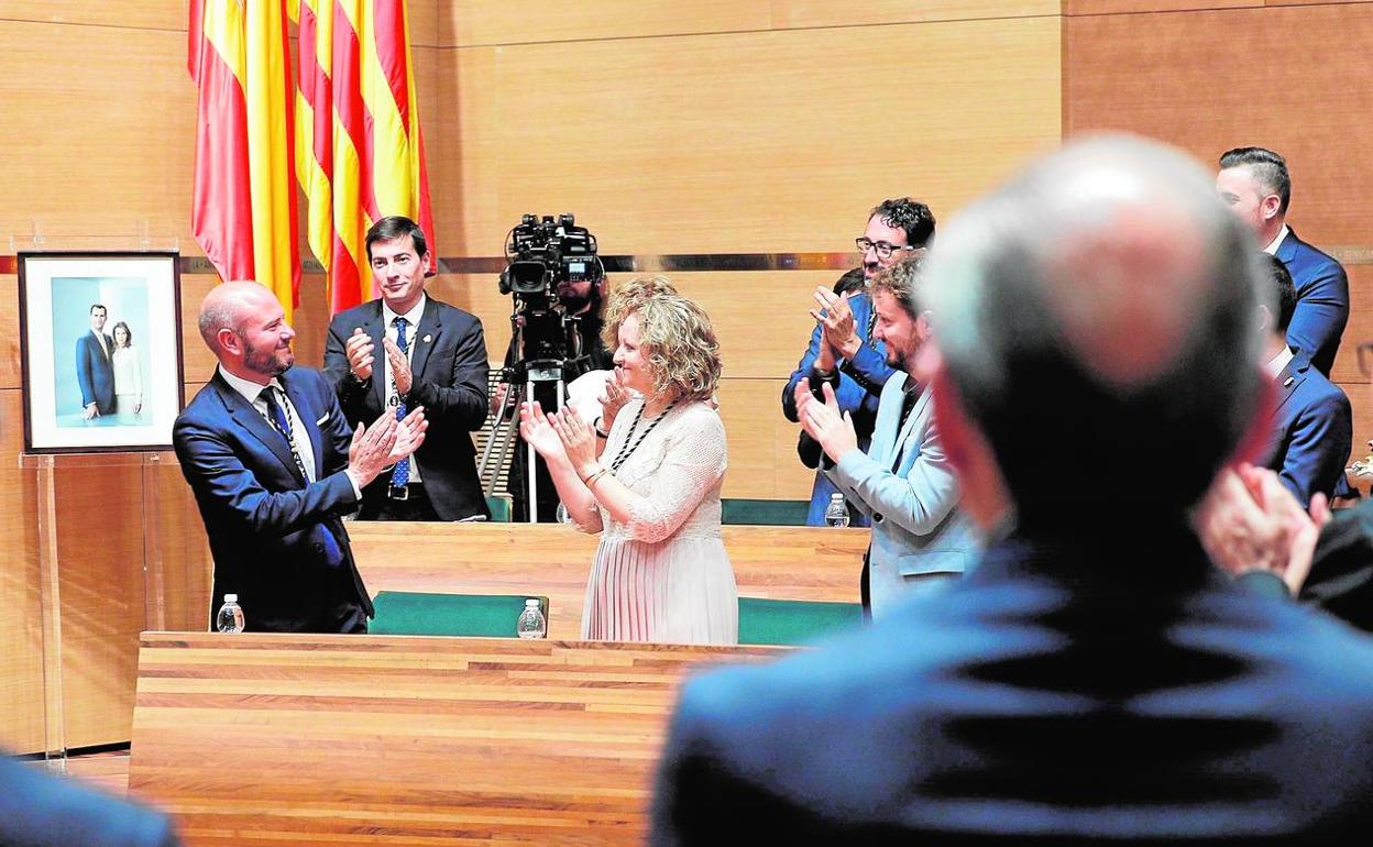 Los diputados socialistas aplauden a Toni Gaspar tras ser reelegido presidente de la Diputación.