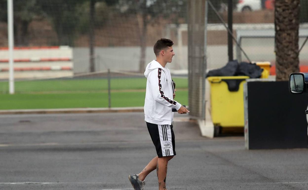 Santi Mina en la ciudad deportiva del Valencia.