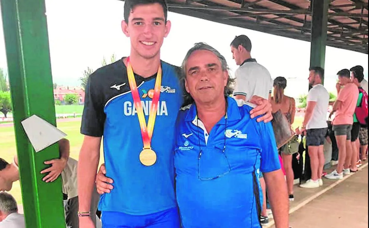 El atleta Quique Llopis junto a su técnico Toni Puig el pasado fin de semana en Granollers.