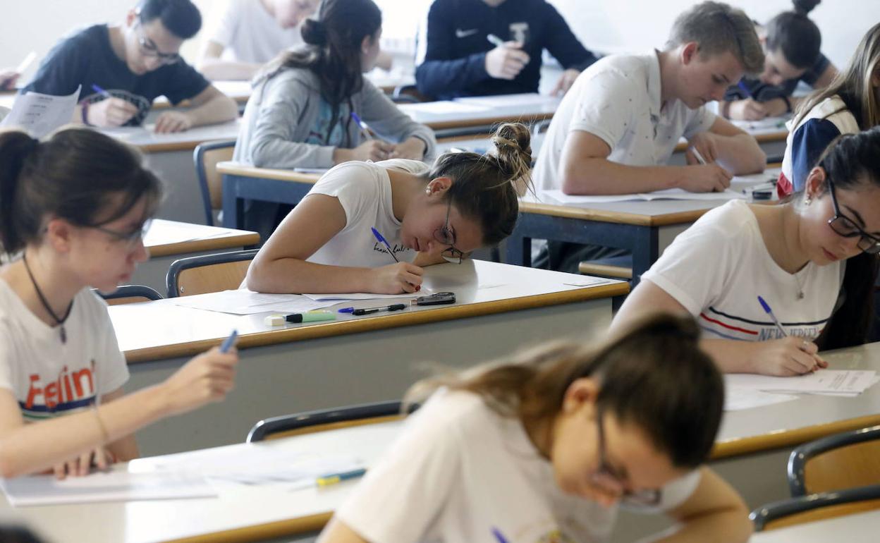 Alumnos realizan un examen en las pruebas de Selectividad de 2019. 