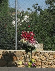 Imagen secundaria 2 - 1. Un joven ciclista murió en el año 2000 en la Carretera de Náquera. 2. Flores en el ouente de Monteolivete. 3. Otro homenaje en Valencia.