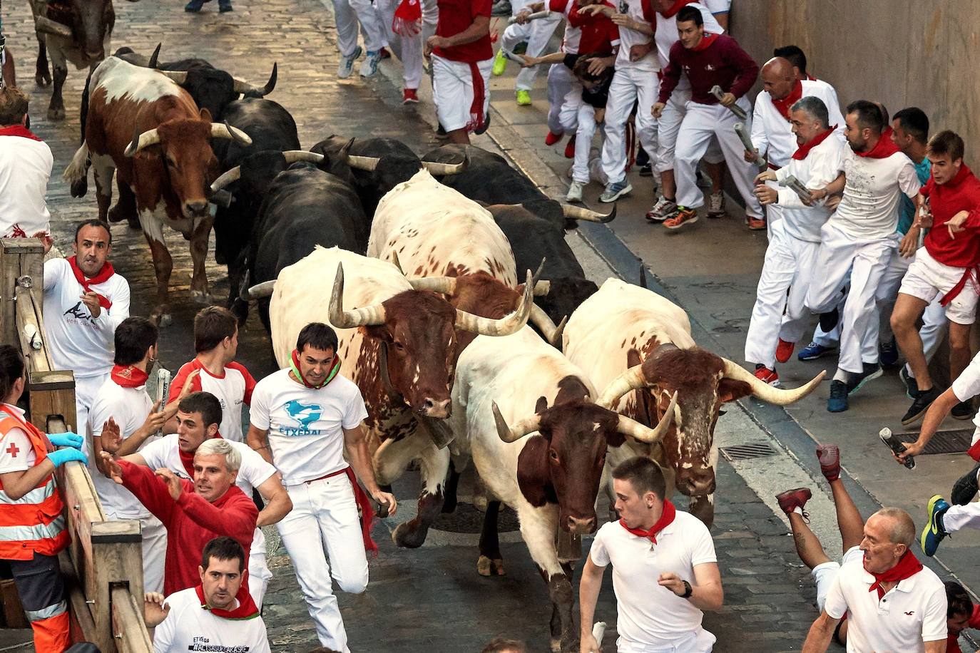 Los toros de Jandilla siguen la tónica de encierro veloz. Los astados dejan fuera su fama de peligrosos tras realizar un recorrido rápido y ordenado en dos minutos y diecinueve segundos. La carrera ha finalizado sin heridos, aunque con bastantes golpes.