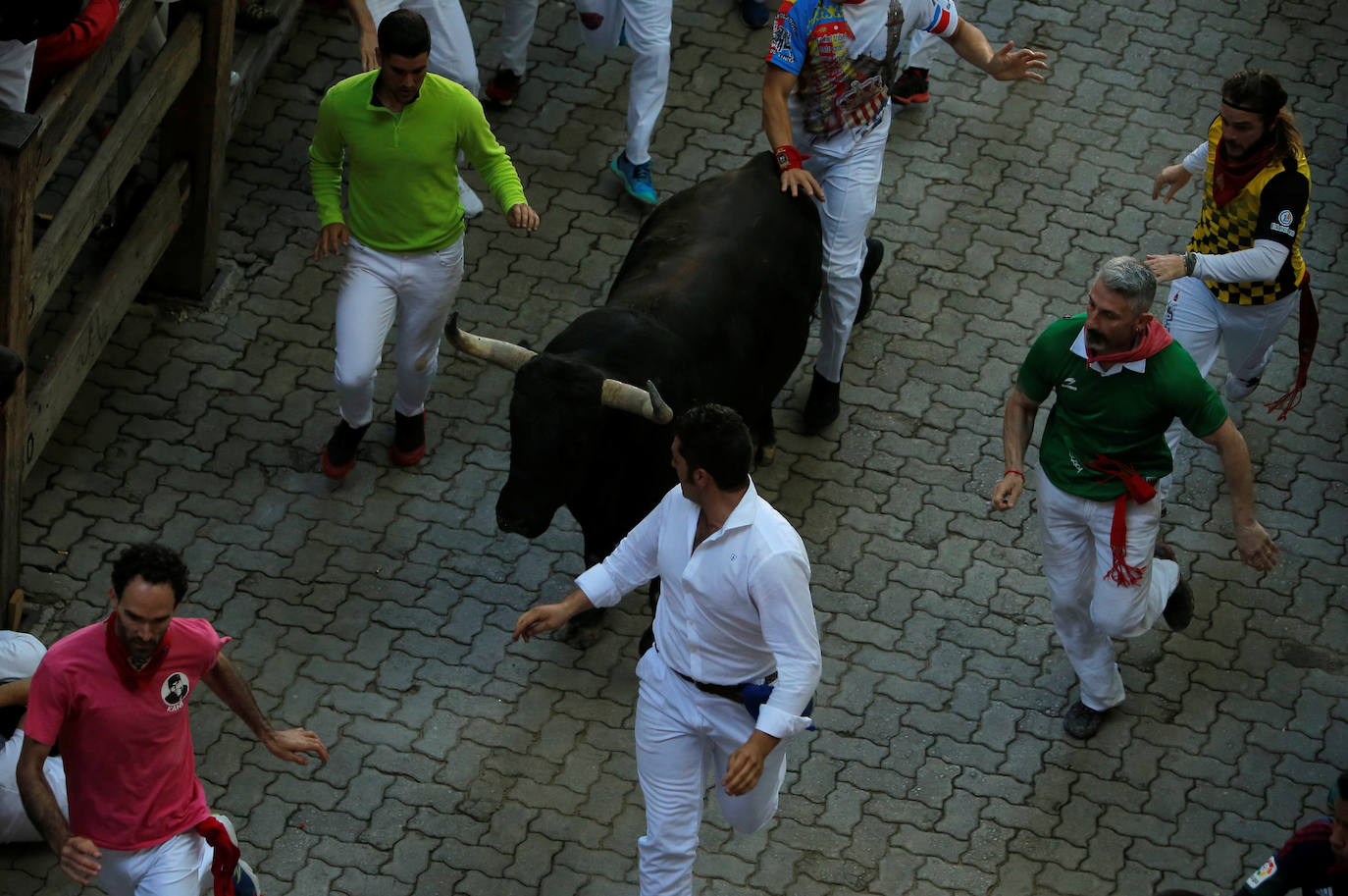 Los toros de Jandilla siguen la tónica de encierro veloz. Los astados dejan fuera su fama de peligrosos tras realizar un recorrido rápido y ordenado en dos minutos y diecinueve segundos. La carrera ha finalizado sin heridos, aunque con bastantes golpes.