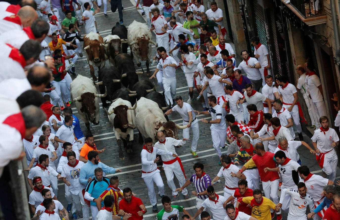 Los toros de Jandilla siguen la tónica de encierro veloz. Los astados dejan fuera su fama de peligrosos tras realizar un recorrido rápido y ordenado en dos minutos y diecinueve segundos. La carrera ha finalizado sin heridos, aunque con bastantes golpes.