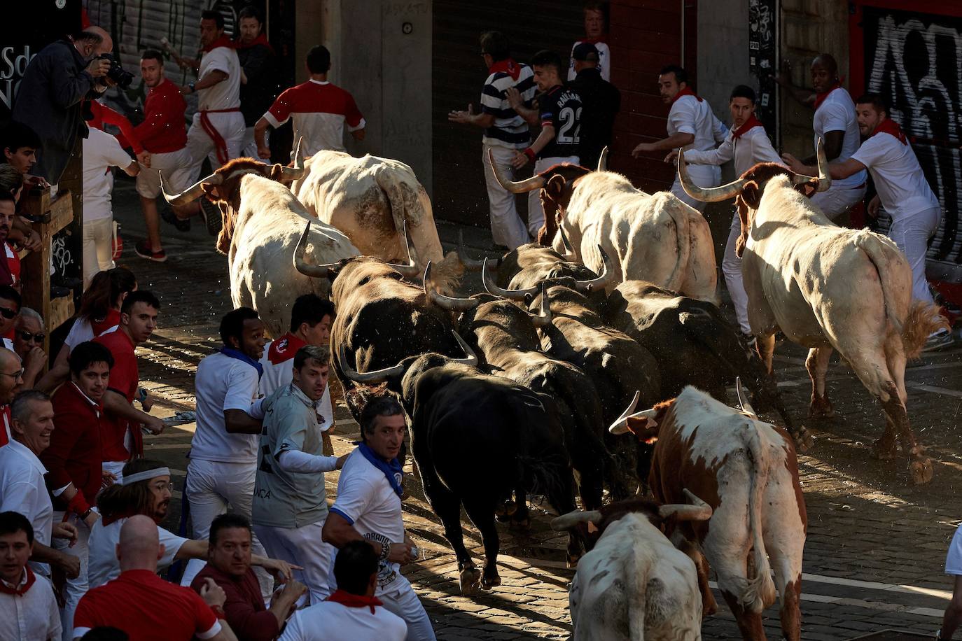 Los toros de Jandilla siguen la tónica de encierro veloz. Los astados dejan fuera su fama de peligrosos tras realizar un recorrido rápido y ordenado en dos minutos y diecinueve segundos. La carrera ha finalizado sin heridos, aunque con bastantes golpes.