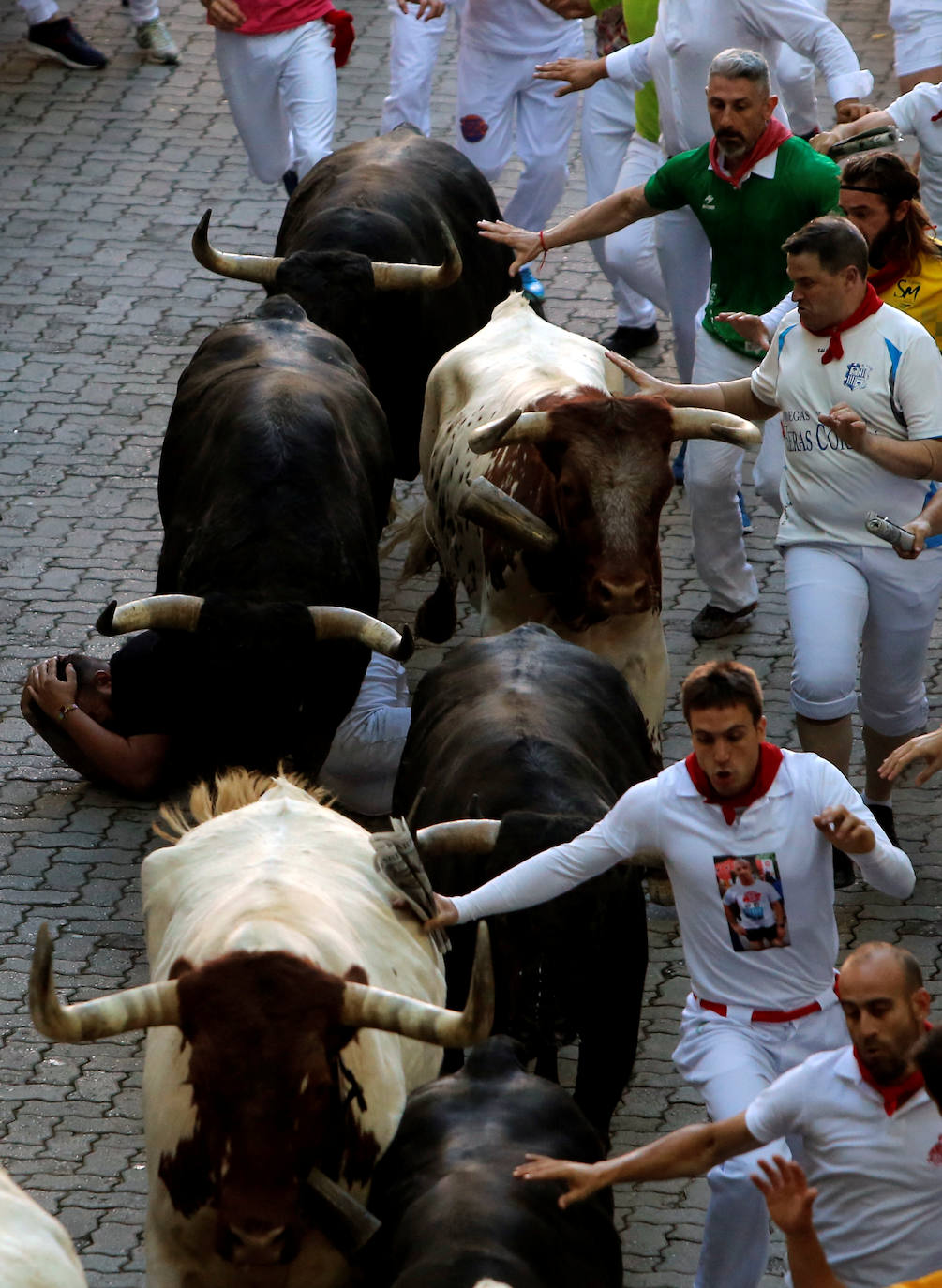 Los toros de Jandilla siguen la tónica de encierro veloz. Los astados dejan fuera su fama de peligrosos tras realizar un recorrido rápido y ordenado en dos minutos y diecinueve segundos. La carrera ha finalizado sin heridos, aunque con bastantes golpes.