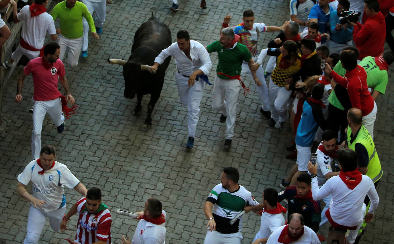 Los toros de Jandilla siguen la tónica de encierro veloz. Los astados dejan fuera su fama de peligrosos tras realizar un recorrido rápido y ordenado en dos minutos y diecinueve segundos. La carrera ha finalizado sin heridos, aunque con bastantes golpes.