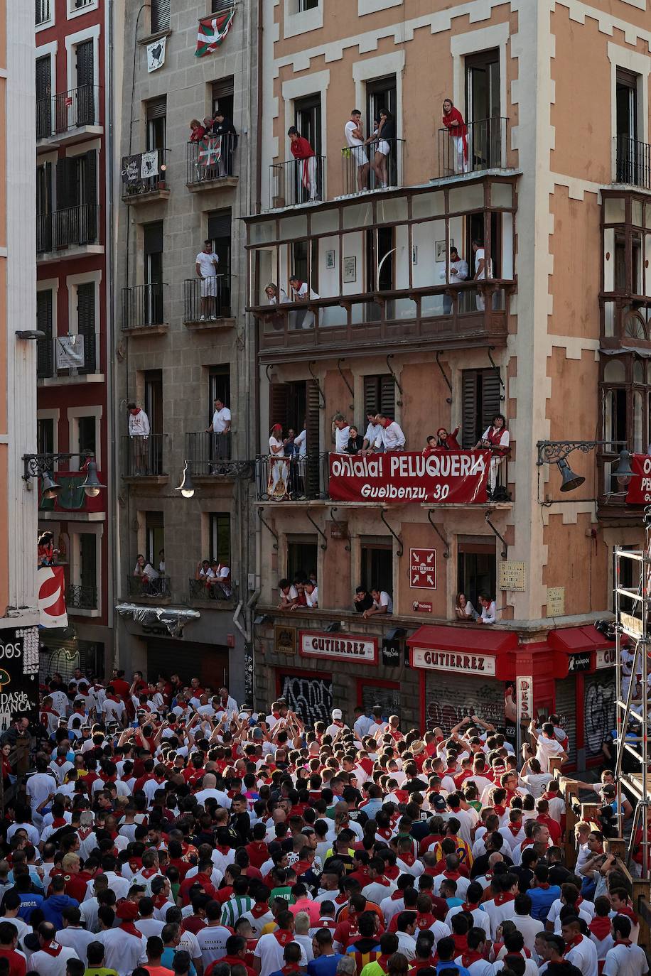 Los toros de Jandilla siguen la tónica de encierro veloz. Los astados dejan fuera su fama de peligrosos tras realizar un recorrido rápido y ordenado en dos minutos y diecinueve segundos. La carrera ha finalizado sin heridos, aunque con bastantes golpes.