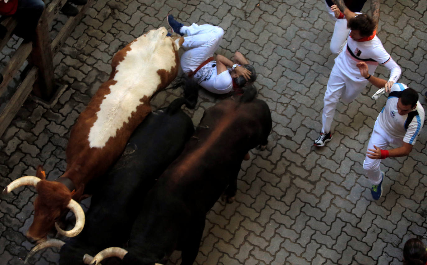 Los toros de Jandilla siguen la tónica de encierro veloz. Los astados dejan fuera su fama de peligrosos tras realizar un recorrido rápido y ordenado en dos minutos y diecinueve segundos. La carrera ha finalizado sin heridos, aunque con bastantes golpes.