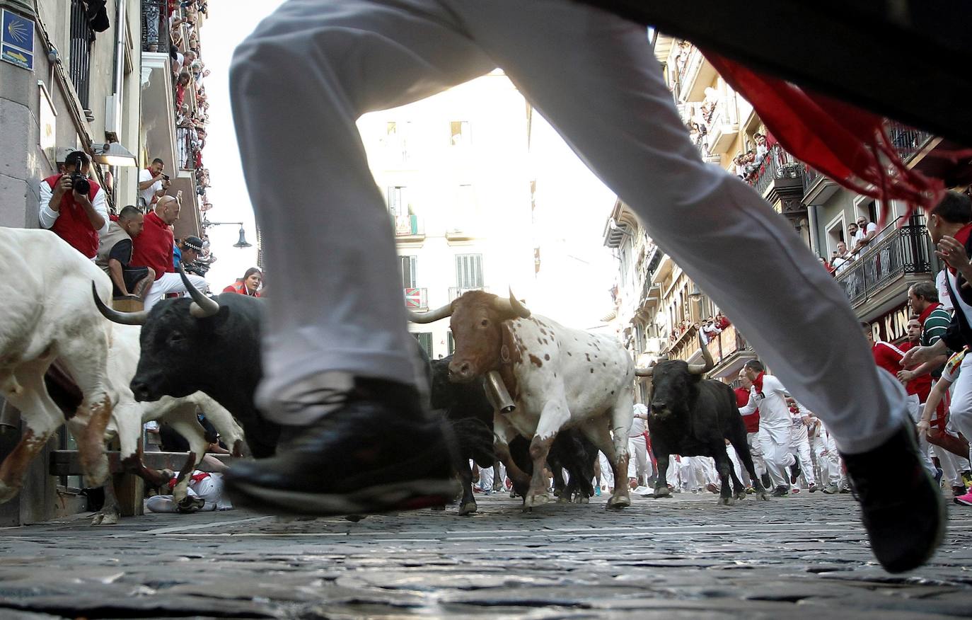 Los toros de Jandilla siguen la tónica de encierro veloz. Los astados dejan fuera su fama de peligrosos tras realizar un recorrido rápido y ordenado en dos minutos y diecinueve segundos. La carrera ha finalizado sin heridos, aunque con bastantes golpes.