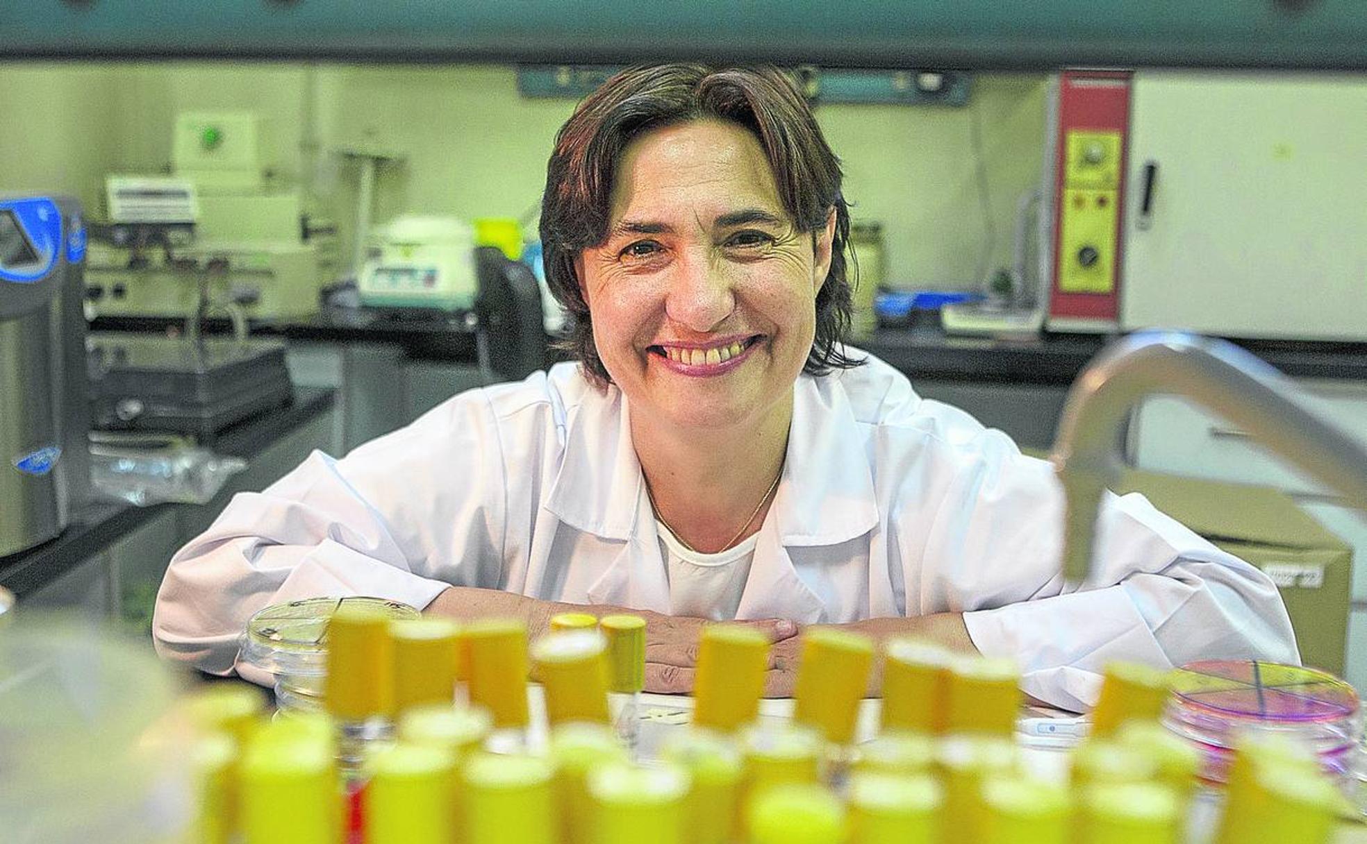 Rosa del Campo, microbióloga del Instituto Ramón y Cajal de Investigación Sanitaria, en su laboratorio.