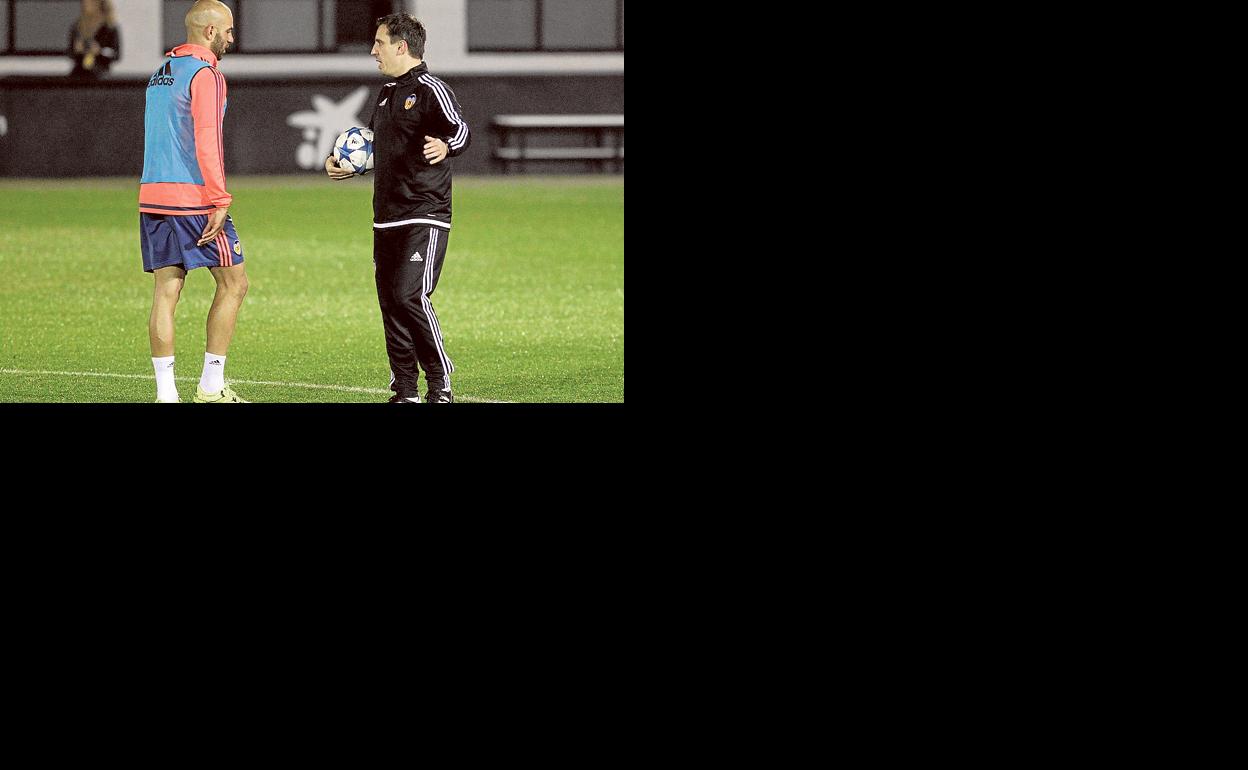 Aydem Abdennour, con Gary Neville, en una imagen de archivo.