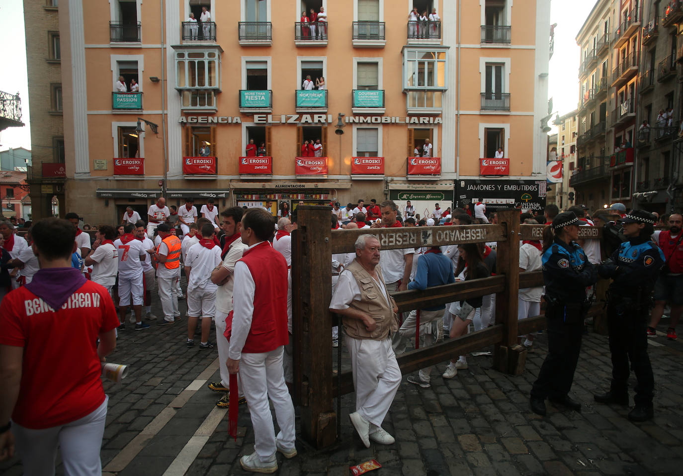 Los toros de la ganadería madrileña de Victoriano del Río han corrido este jueves un quinto encierro algo menos rápido que los anteriores (2 minutos y 50 segundos) y con más emoción porque una manada más estirada ha permitido colocarse mejor a los mozos, uno de los cuales, un valenciano de 27 años, ha resultado herido por asta en un brazo.