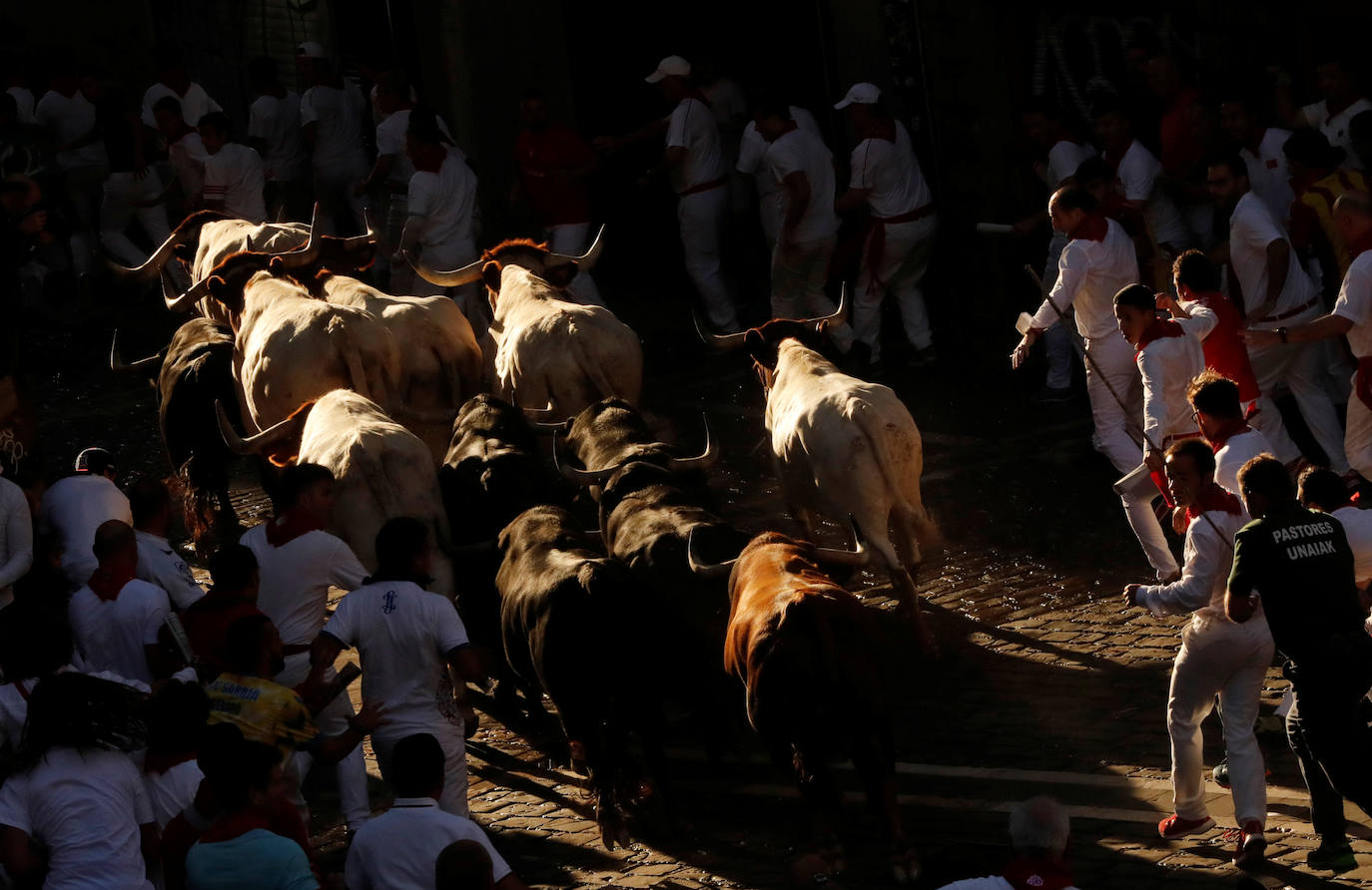 Los toros de la ganadería madrileña de Victoriano del Río han corrido este jueves un quinto encierro algo menos rápido que los anteriores (2 minutos y 50 segundos) y con más emoción porque una manada más estirada ha permitido colocarse mejor a los mozos, uno de los cuales, un valenciano de 27 años, ha resultado herido por asta en un brazo.