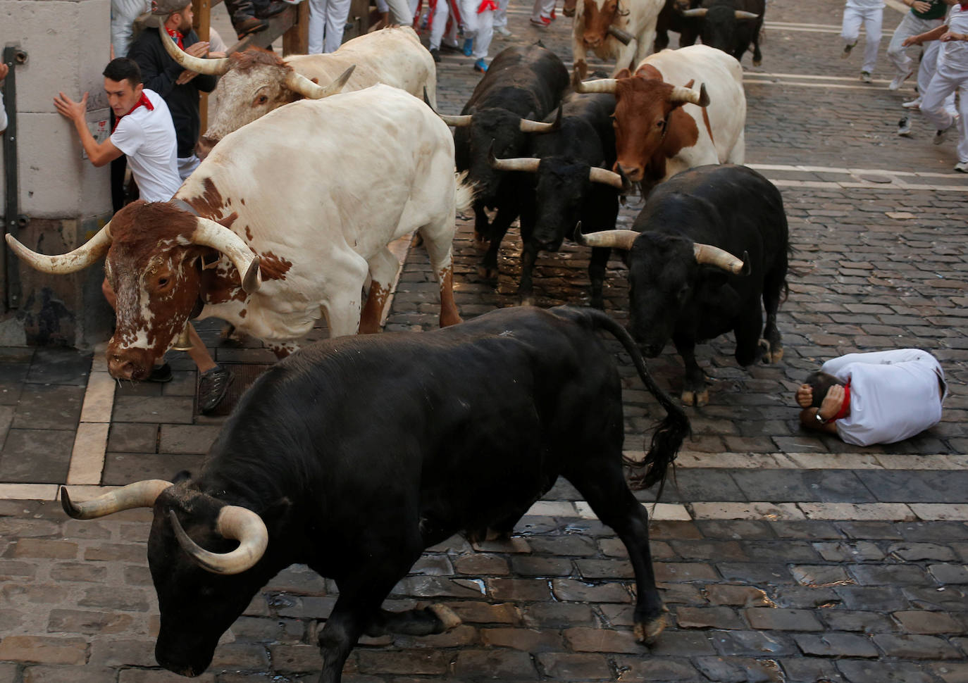 Los toros de la ganadería madrileña de Victoriano del Río han corrido este jueves un quinto encierro algo menos rápido que los anteriores (2 minutos y 50 segundos) y con más emoción porque una manada más estirada ha permitido colocarse mejor a los mozos, uno de los cuales, un valenciano de 27 años, ha resultado herido por asta en un brazo.