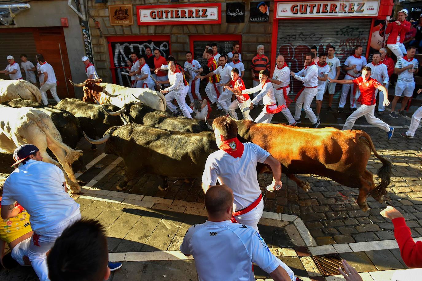 Los toros de la ganadería madrileña de Victoriano del Río han corrido este jueves un quinto encierro algo menos rápido que los anteriores (2 minutos y 50 segundos) y con más emoción porque una manada más estirada ha permitido colocarse mejor a los mozos, uno de los cuales, un valenciano de 27 años, ha resultado herido por asta en un brazo.